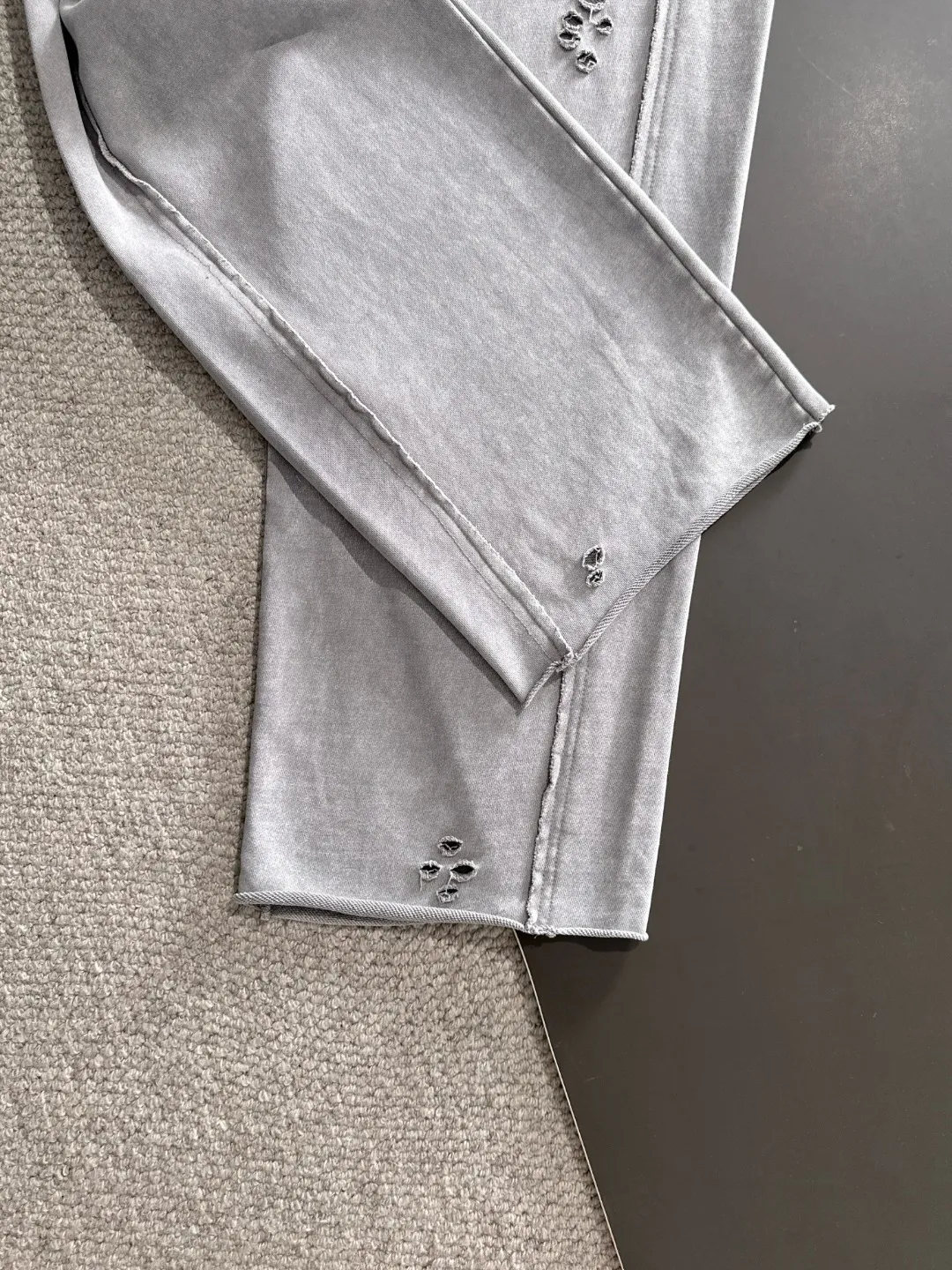 Next day shipment P360 Stone lsland/Stone Island Mouth Joint Exclusive launch of 25ss autumn and winter new high-quality trousers Compare real-life details at will The craftsmanship that ordinary small workshops cannot copy Top-level ZP development Unique imported fabric feel Purely imported German machine production Precision operation Ten thousand needle density A pair of trousers with rich details You can see the development strength A full set of new accessories can be customized simultaneously Simple yet elegant Soft, delicate and comfortable The upper body is versatile and fashionable A perfect choice for autumn and winter. A must-have item. Loose fit. Please refer to the size chart when placing an order: S to XL (or state your height and weight when placing an order)